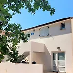 Traumhaftes Nur 300 Meter Zum Mit Blick Auf Tennisplatz - Hund Willkommen Umago